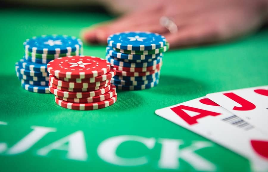 Nên làm gì để cải thiện cơ hội thắng của bản thân khi chơi Blackjack?